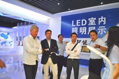 德国汉堡市前市长欧乐· 冯· 博伊斯男爵莅临国立光电考察